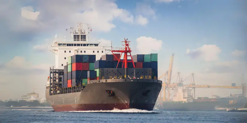 Navio mercante no mar com containers